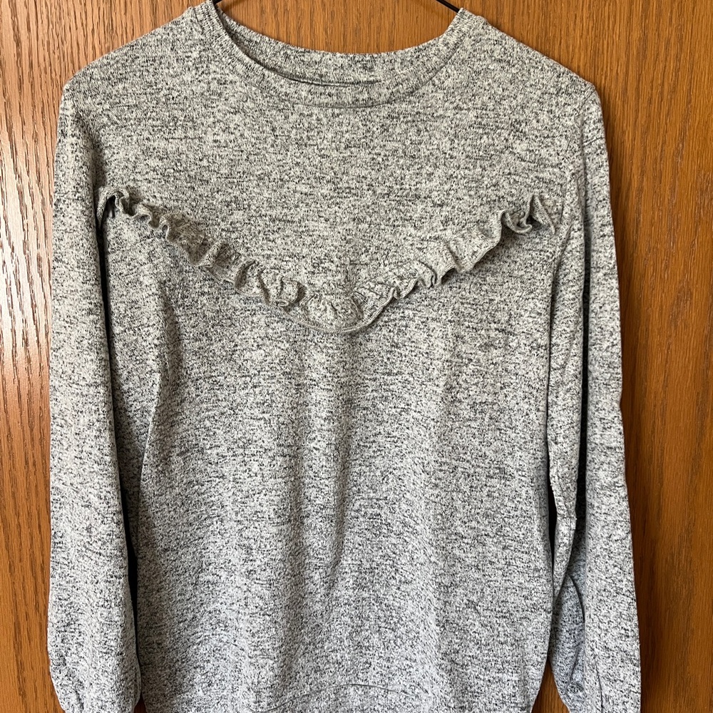 Nursery sweater with zipper under the ruffle